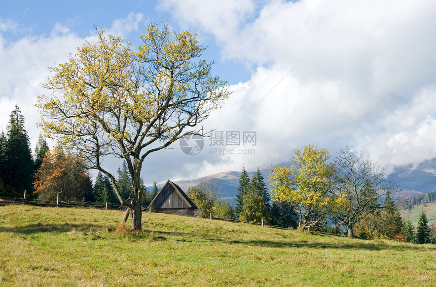 秋天的山地绿与小国的庄园图片