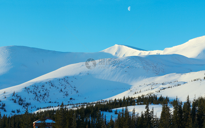 早安的山地全景天空中长蓝色的日出阴影和月亮德拉霍布特滑雪度假胜地亚森贾别墅扎卡尔帕特什地区喀尔巴阡山乌克兰图片