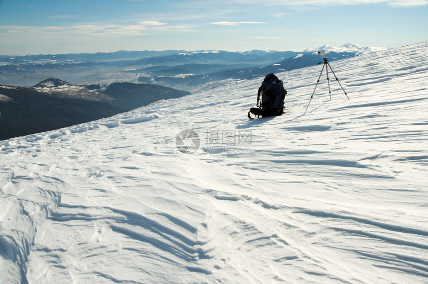冬季山区风景包括旅游背和摄影三角乌克兰喀尔巴阡山古特拉和后面的佩罗斯山脉图片