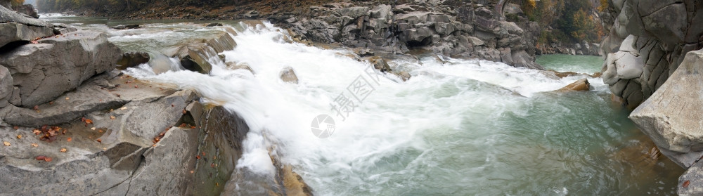 以瀑布和桥码头乌克兰亚雷姆查的秋天山河风景九镜头综合图景图片