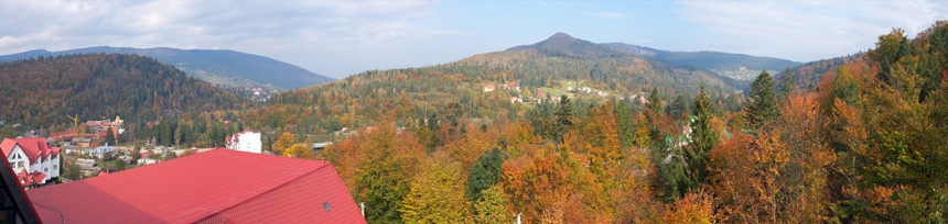 秋天Jaremche镇风景IvanoFrankivsk地区乌克兰喀尔巴阡山脉度假胜地图片