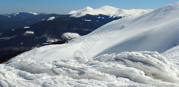 山地景观背乌克兰喀尔巴阡山瓜特拉和彼得罗山后的风冰块图片