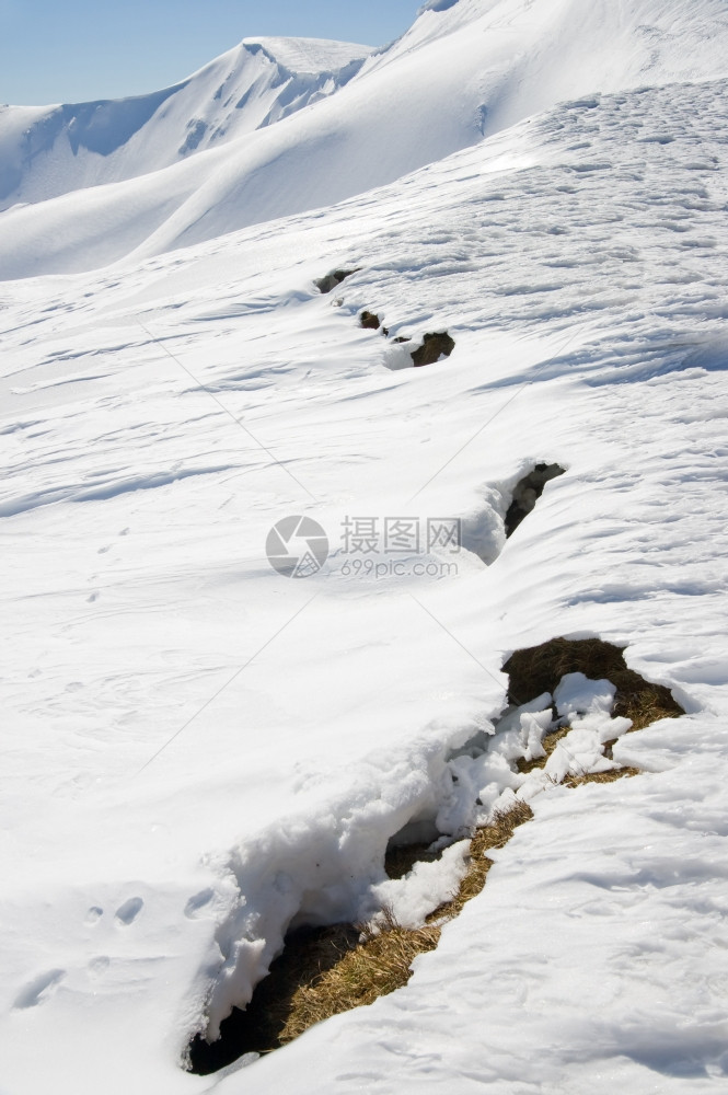 春季山边乌克兰喀尔巴阡山斯维多茨脉布莱兹尼察山的未来危险雪崩标志图片