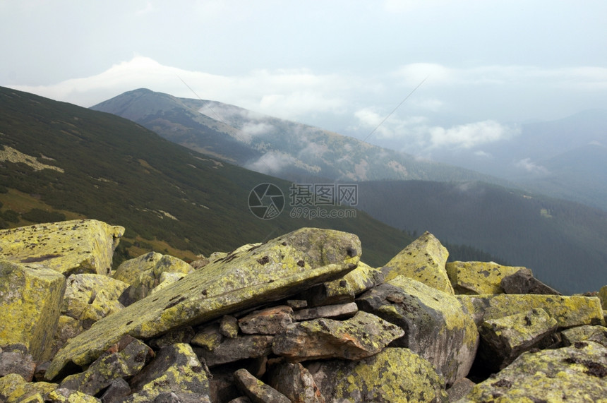 喀尔巴阡山脉乌克兰Gorgany地区的石块和云层图片