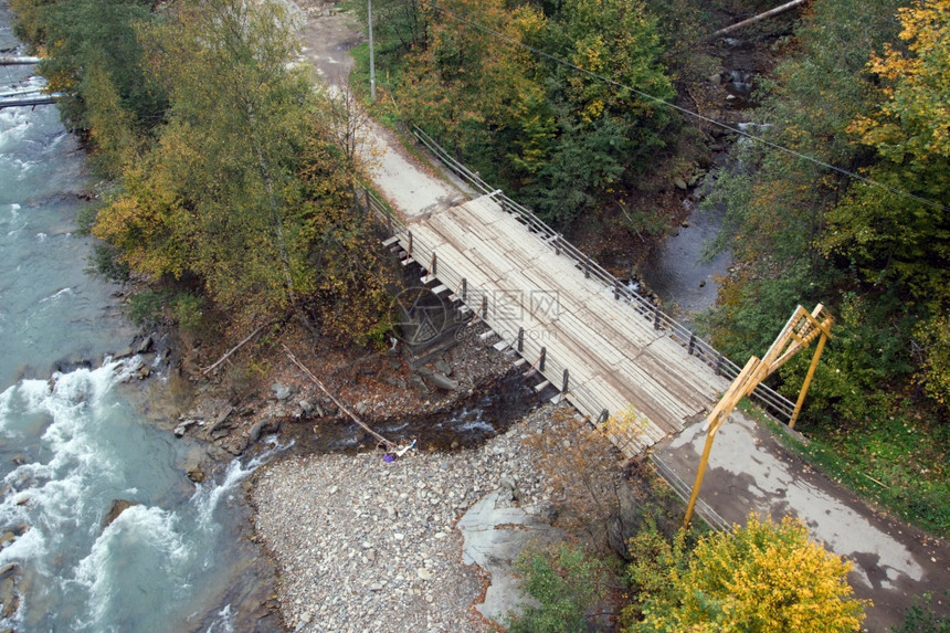 跨越山河的桥梁从上面看图片