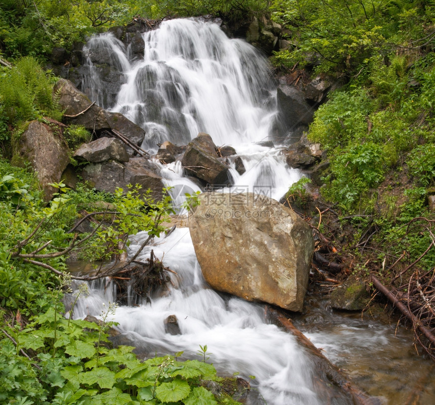 夏季山瀑布喀尔巴阡山乌克兰图片