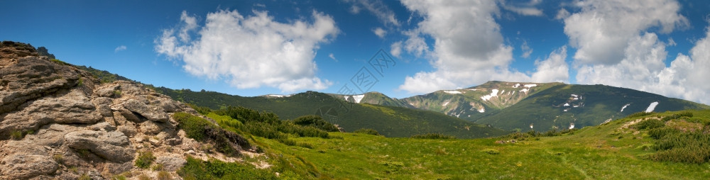 山边有雪和大石头的夏季山景缝了四针图片