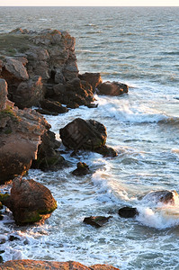 上午夏季海浪和在岸线断图片