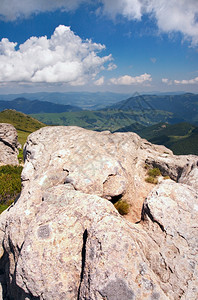在夏季山背景上满是大脚状的石头图片