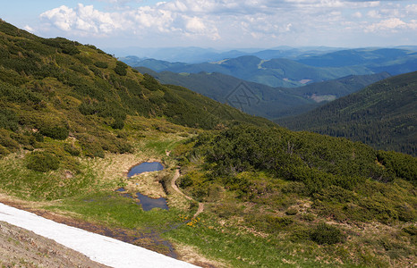 夏季山景以人类足形的大水坑为式图片