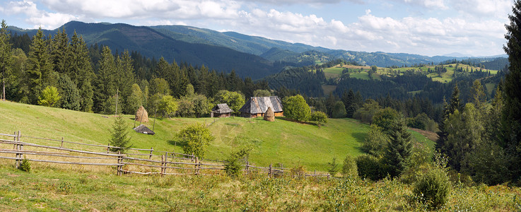 夏季山地绿与小国产斯拉夫克村喀尔巴阡山乌克兰高清图片