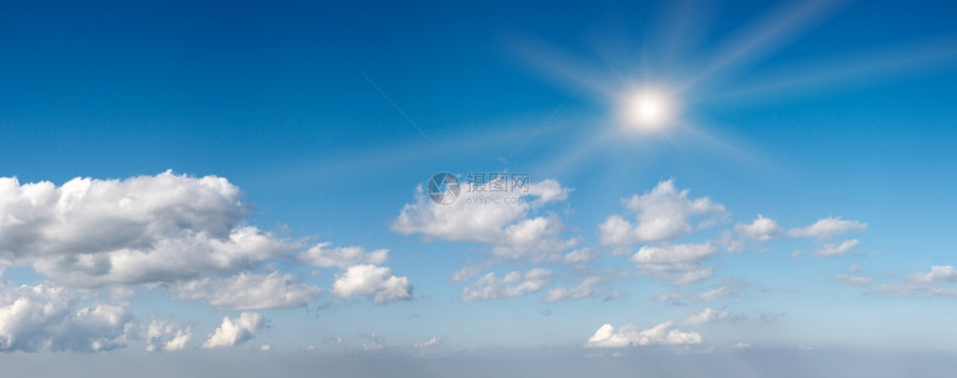 蓝高天空在山上有太阳和云彩缝了六针图片