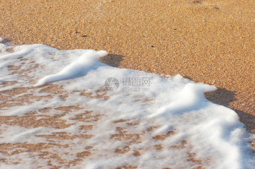 海岸线沙上冲浪泡沫图片