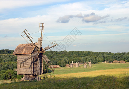 古老的过时风车和村庄还有另一座风车远在处图片