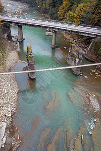 横跨山河从上面看的行人桥和图片