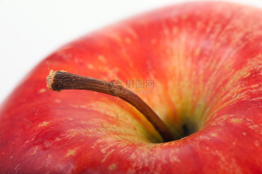 关闭大红苹果的部分以光背景为干非孤立图片