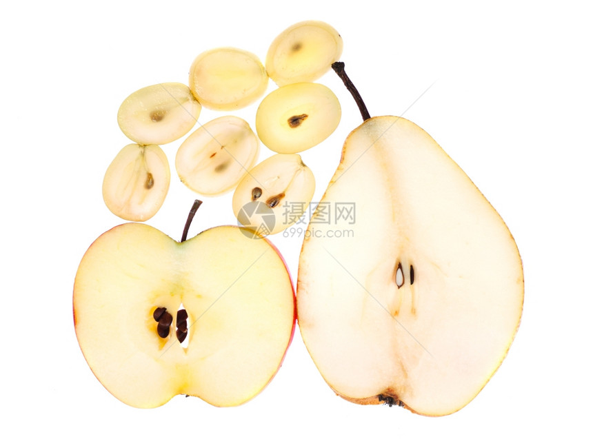 黄葡萄苹果和梨在光背景上的切片图片