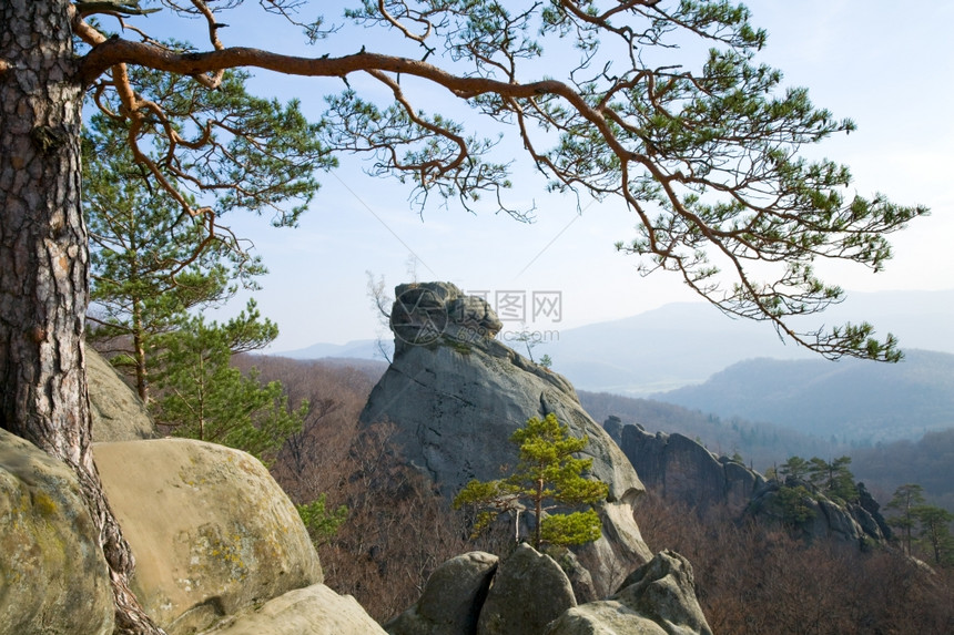 在蓝天背景的岩石上SkeliDovbusha伊万诺弗兰科夫斯克地区乌兰图片