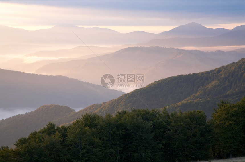 清晨秋天山风有日光和烟雾图片