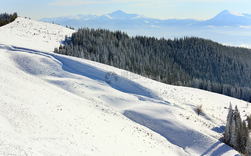 冬季平静的山地景观从Bukovel滑雪胜地乌克兰Dovga山到Goverla图片