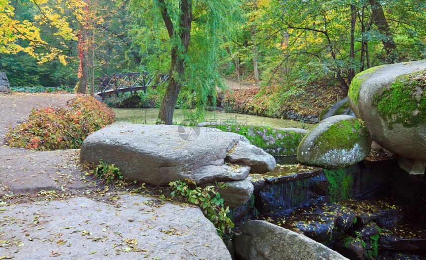 秋季公园的小型瀑布池塘和桥梁图片