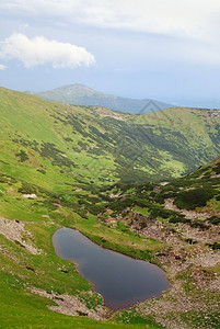 在暴风雨前的山峡谷乌克兰科霍诺格拉海脊喀尔巴阡山图片