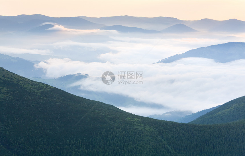 夏季多云的山地景观乌克兰喀尔巴阡山图片