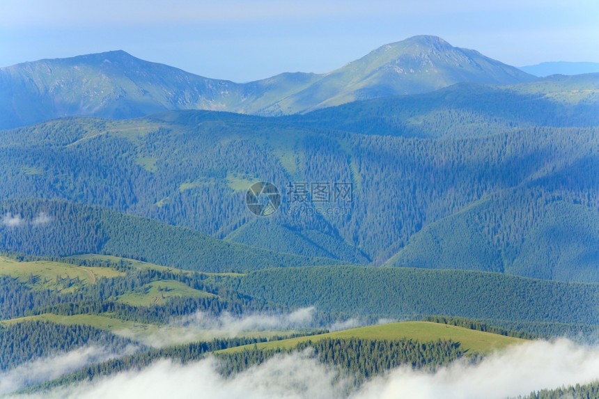 夏季多云的山地景观乌克兰喀尔巴阡山图片
