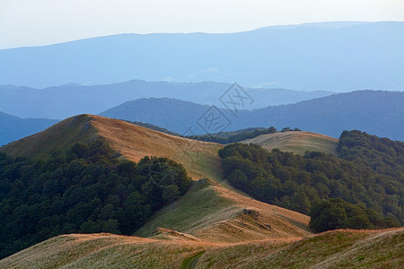 与烟雾相伴的秋日出山风景喀尔巴阡山乌克兰图片