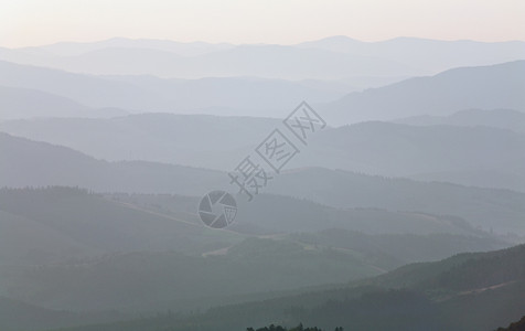 日出秋月山风烟雾和森林图片