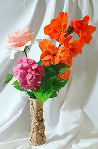 布莱凯洛美丽的唐菖蒲绣球花和玫瑰夏季花束在白布背景背景