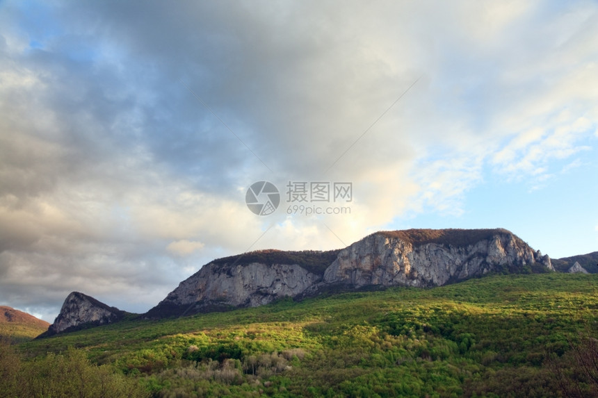 晚上春山群落地貌FalconFlyingup靠近乌克兰里米亚索科利诺埃村图片