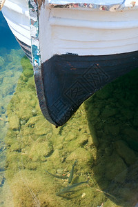 码头的木林轮船和水中的鱼背景图片