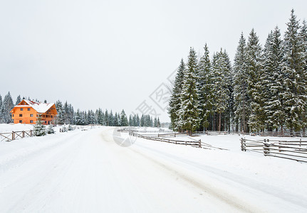 冬季山地景观枯燥有栅栏木屋和乡村公路图片