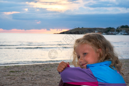 晚上沙傍海滨岸的小女孩肖像图片