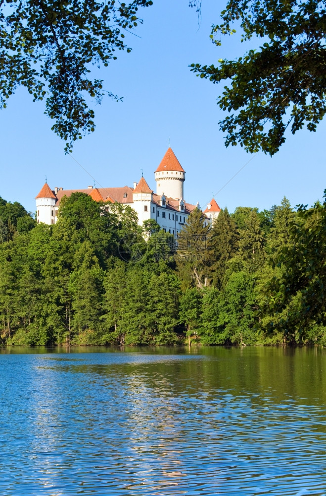 捷克中波西米亚部布拉格附近历史中世纪的科诺皮斯堡KonopisteCastle中波西米亚部布拉格附近和的夏池图片