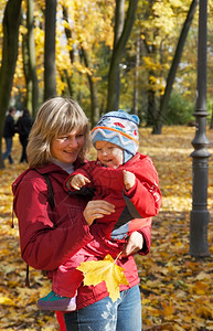 幸福家庭母亲和小男孩在金秋市公园图片