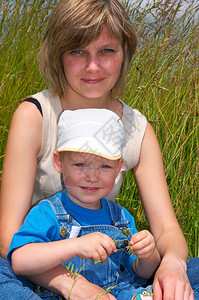 母亲和男孩在草地上图片