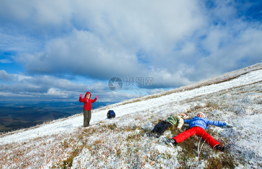10月喀尔巴阡山博加瓦高原第一次冬季雪和有孩子的母亲图片