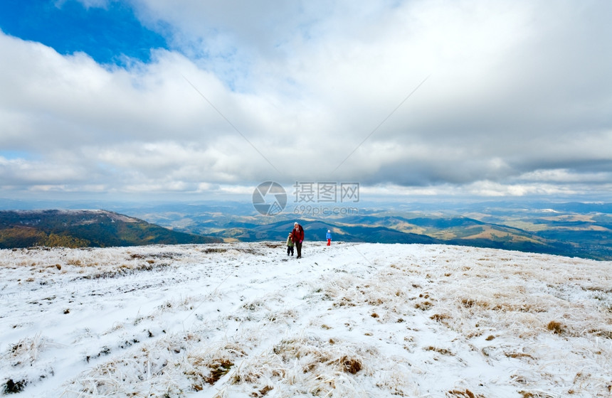 在秋山高原散步第一次冬季下雪图片