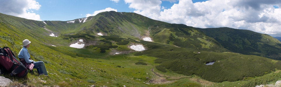 山地全景与Juniper森林和雪在远处仍然山脊上八针缝合图象图片
