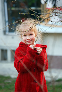 在她家附近的春花园里微笑着快乐的小女孩背景图片