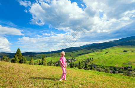 暑期山上散步的学龄女童图片