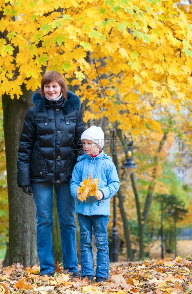 母亲和小女儿在金秋市公园图片
