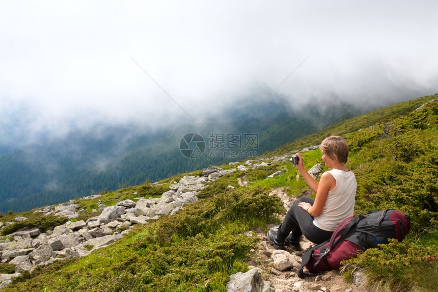 夏季山坡和有照相机的妇女乌克兰喀尔巴阡山图片