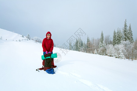 寒冬平静的山地风景上有雪树和喜悦的观光者图片