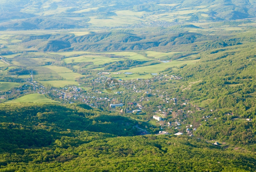 斯普林克里米亚山区地貌包括谷和索科利诺耶村乌克兰图片