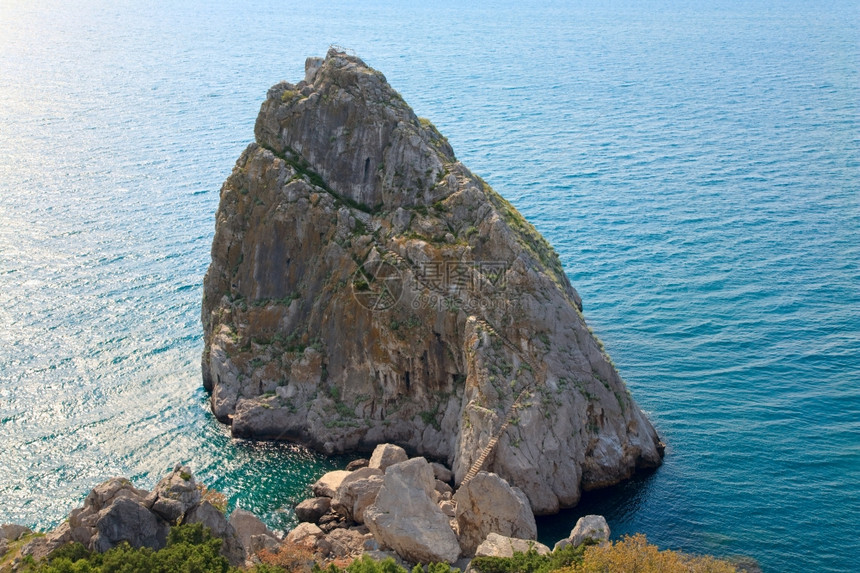 Koshka闪亮的海景背岩石西米兹镇克里亚乌兰图片