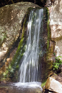 小泉山瀑布和后面的岩石图片