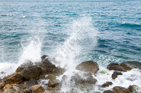 被海浪拍打的岩石背景图片